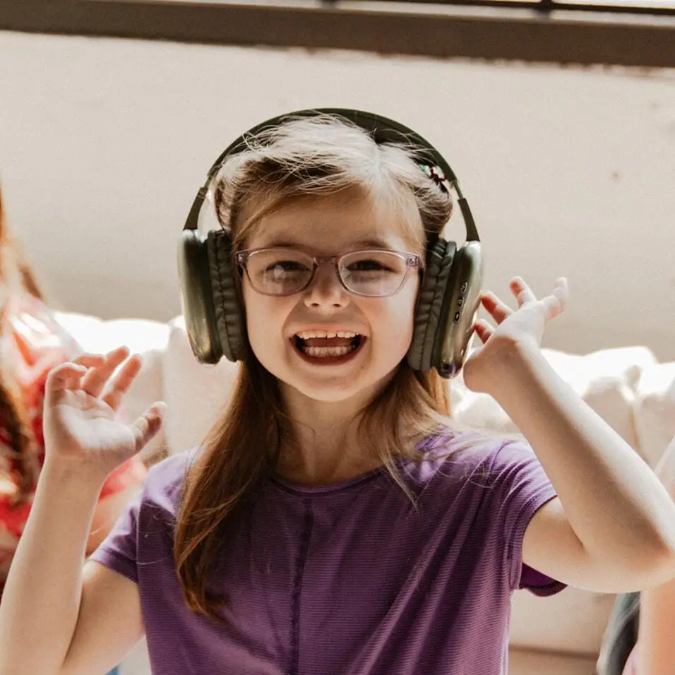 Alumno de primaria con unos auriculares negros