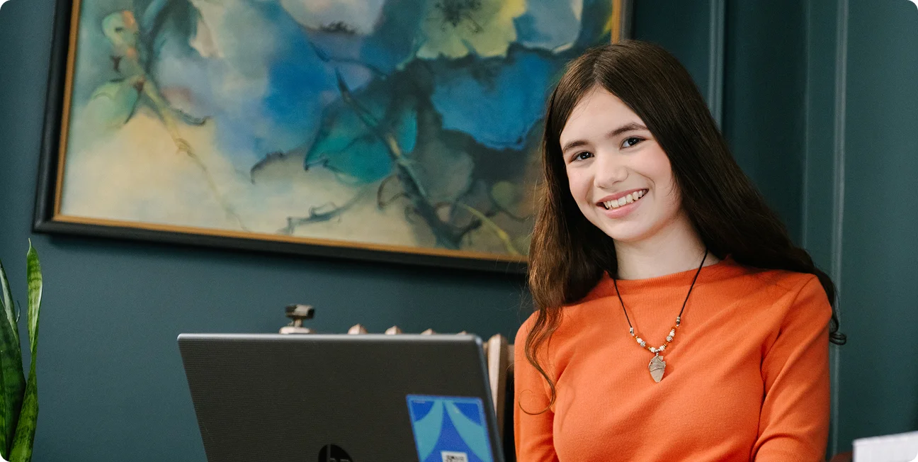 Una estudiante con su ordenador portátil