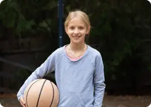 Estudiante con una pelota de baloncesto