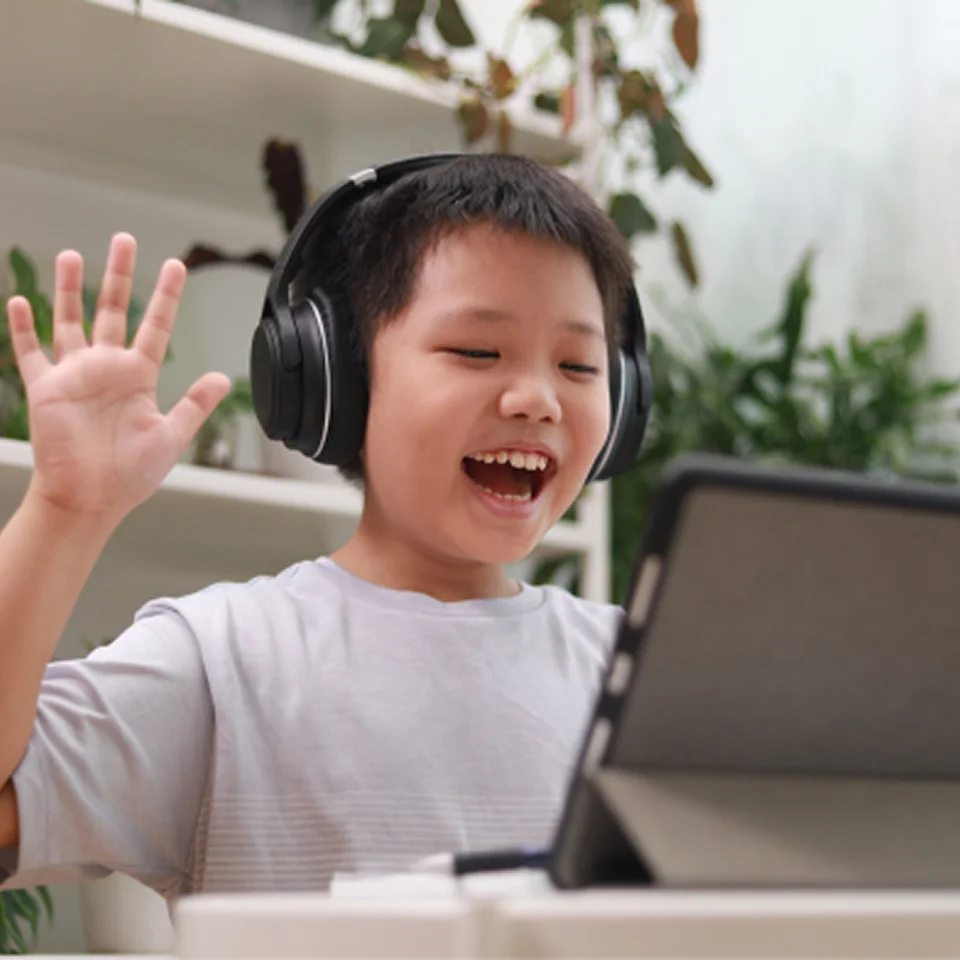 Estudiante con unos auriculares negros