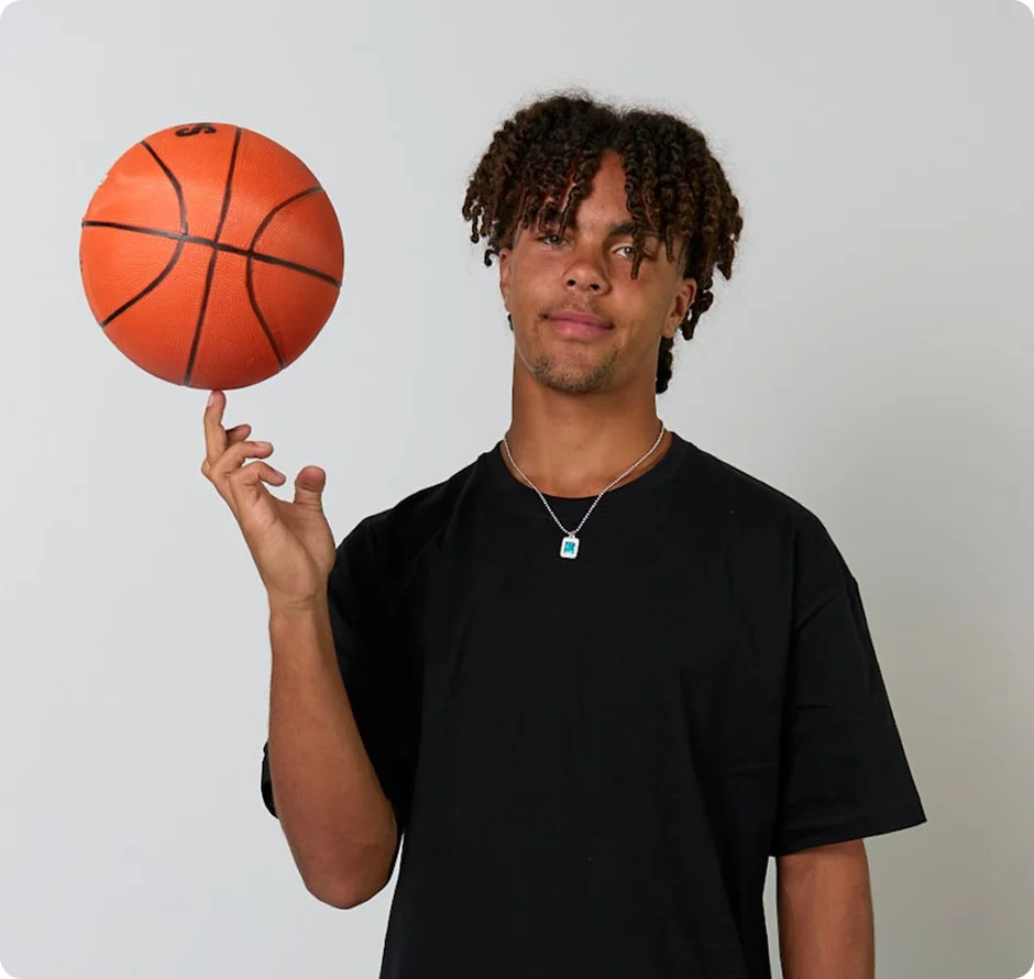 Estudiante con una pelota de baloncesto