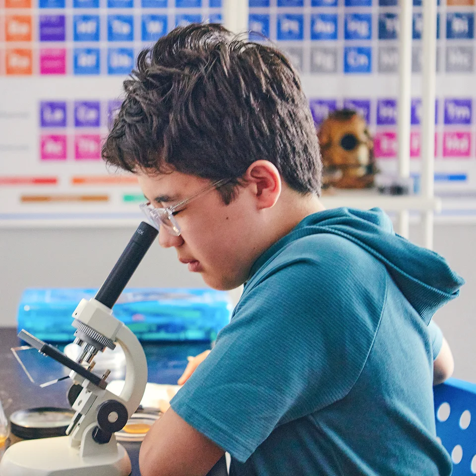 Estudiante con un microscopio