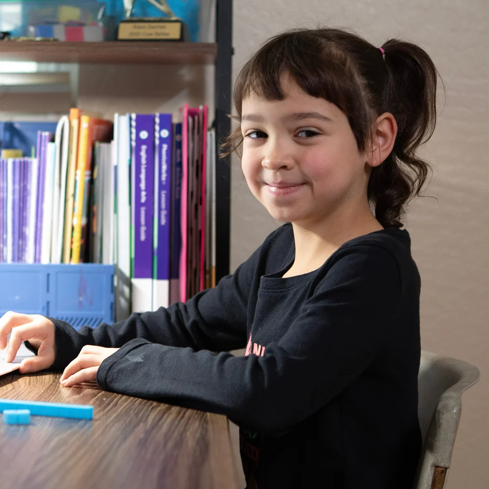 Un alumno de primaria sonriendo