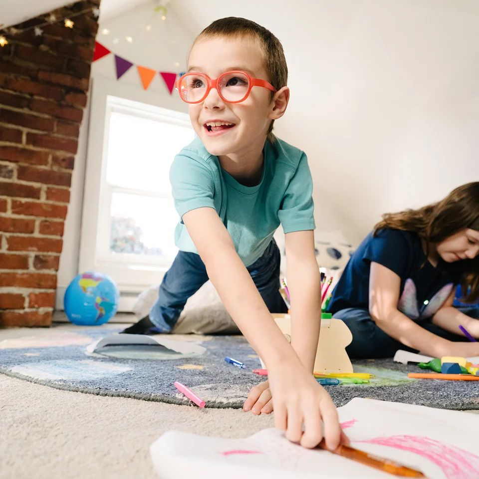 Un alumno de primaria pintando en su casa