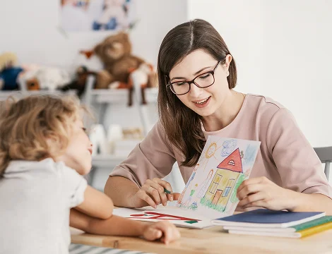 Estudiante de magisterio trabajando con un niño